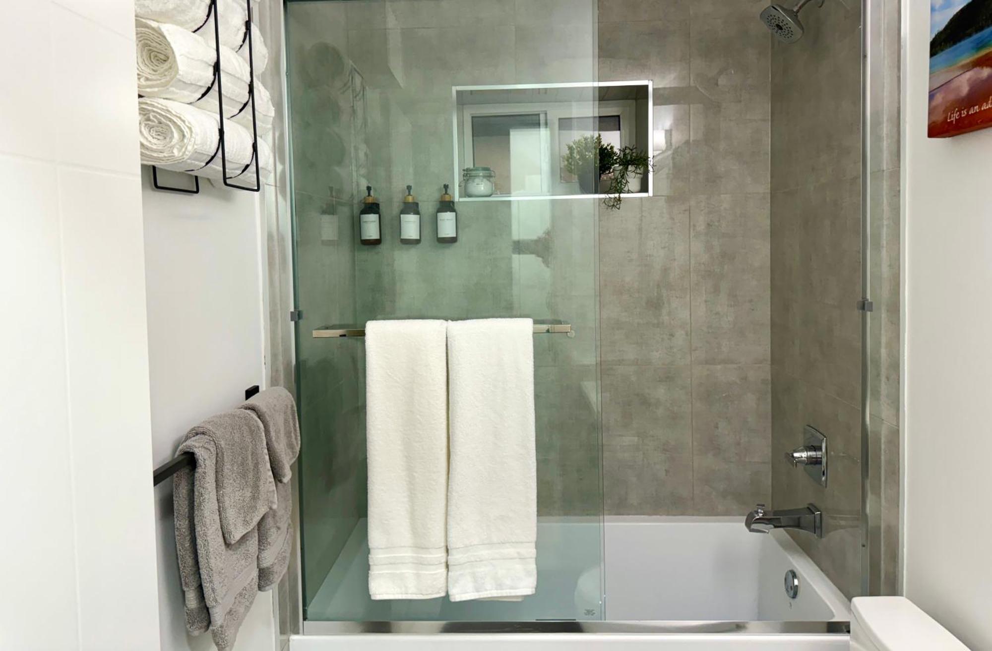 The Sunset Haven- Cozy 2Br Basement Suite Near White Rock Суррей Экстерьер фото